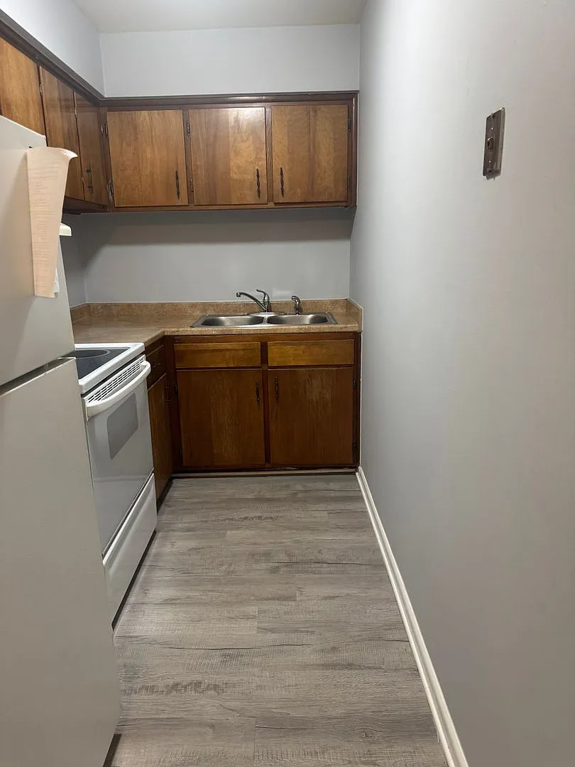 190 Maple Avenue — Photo 2
