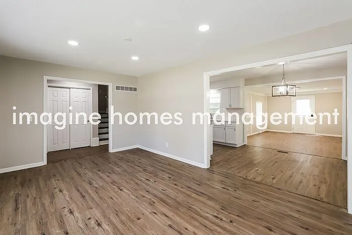 3 bed, 2.0 bath, 1381 sqft, $2,195 — Photo 2