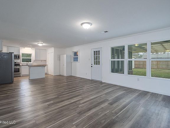 4th image of 332 Lynwood Cir