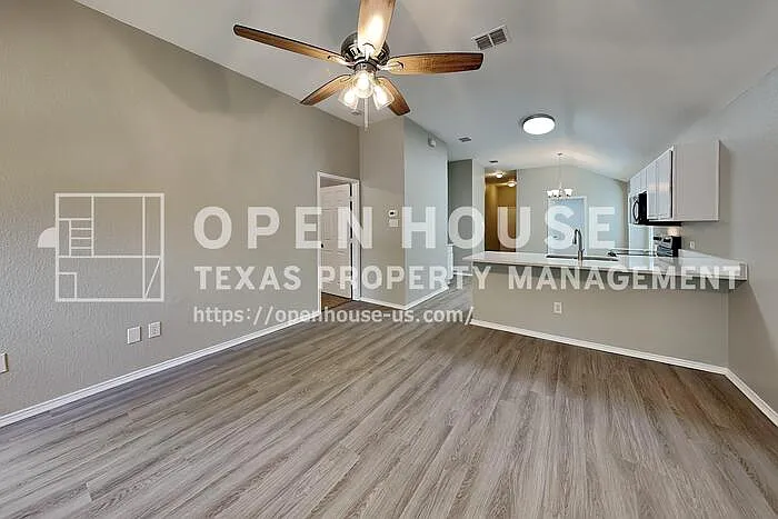 3 bed, 2.0 bath, 1408 sqft, $2,000 — Photo 4