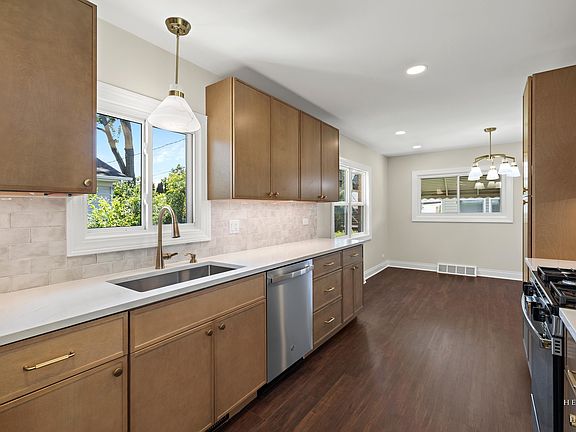 4th image of 49 King Ln