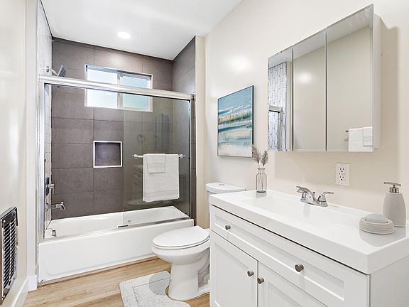 5th image of 2027 Vista Del Mar St APT 2