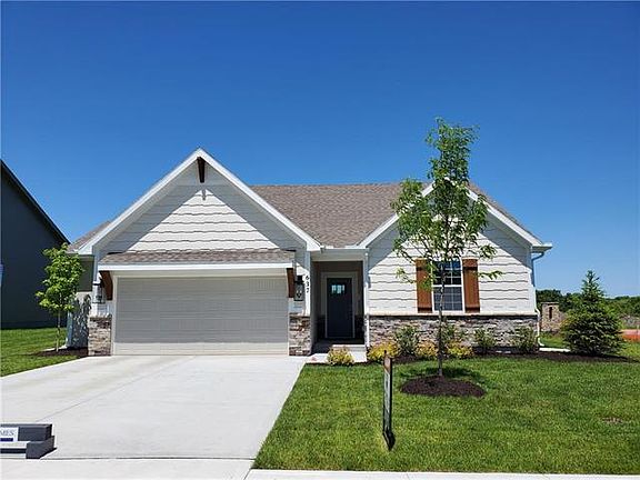 2nd image of 637 SE Colonial Dr