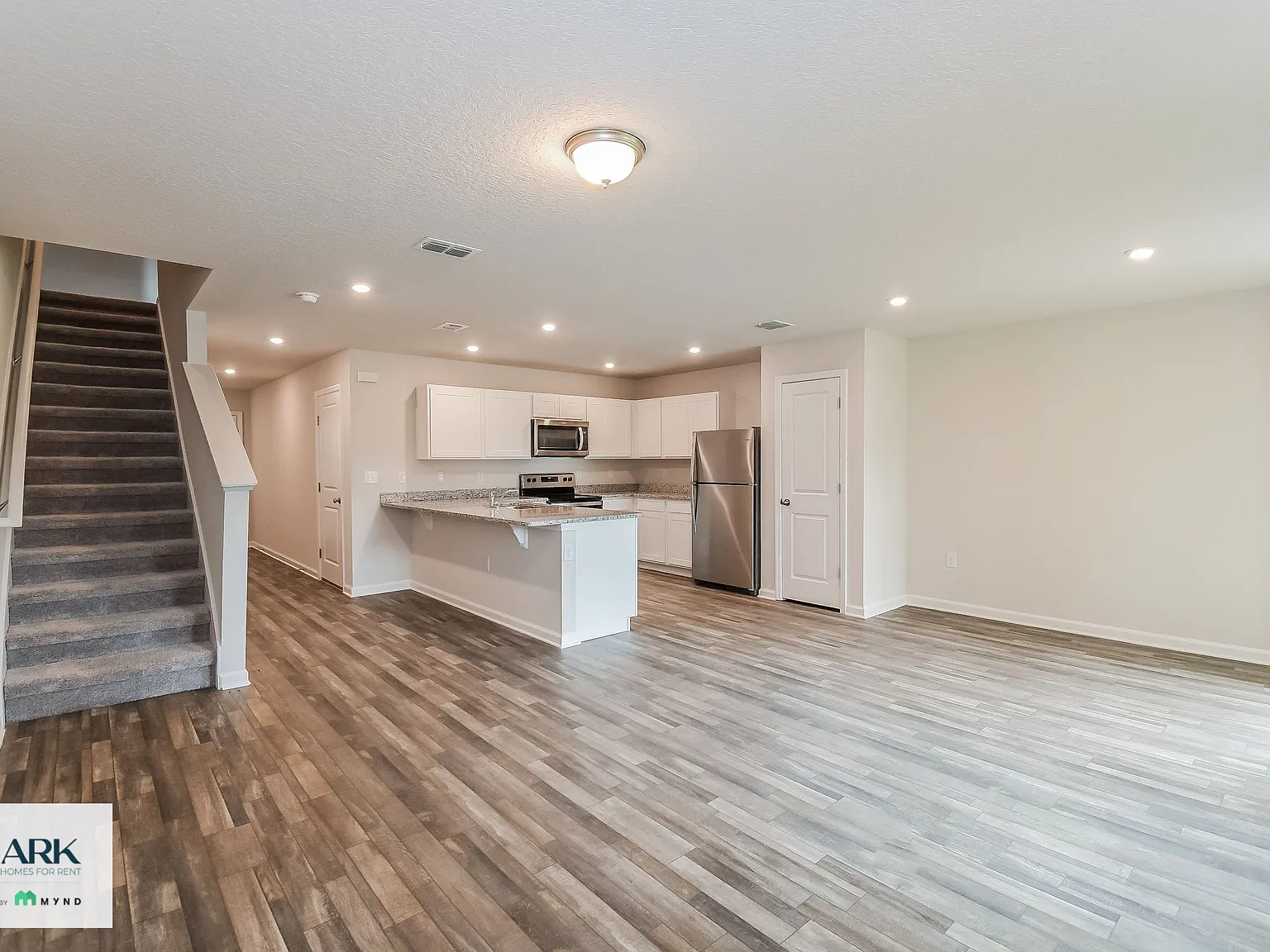 3 bed, 2.0 bath, 1184 sqft, $2,124 — Photo 4