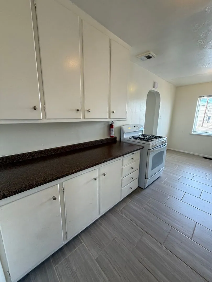 6104 Zuni Road SE — Photo 3