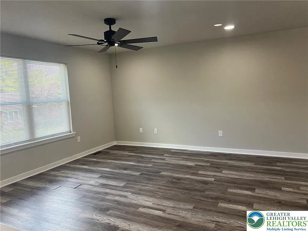 4 bed, 3.0 bath, 1930 sqft, $2,700 — Photo 4