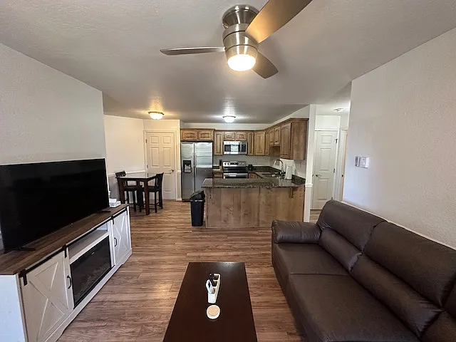 3 bed, 1020 sqft, $2,100 — Photo 1