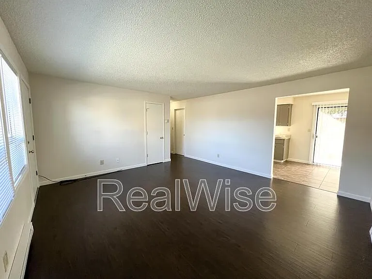 213 NE 7th St — Photo 5