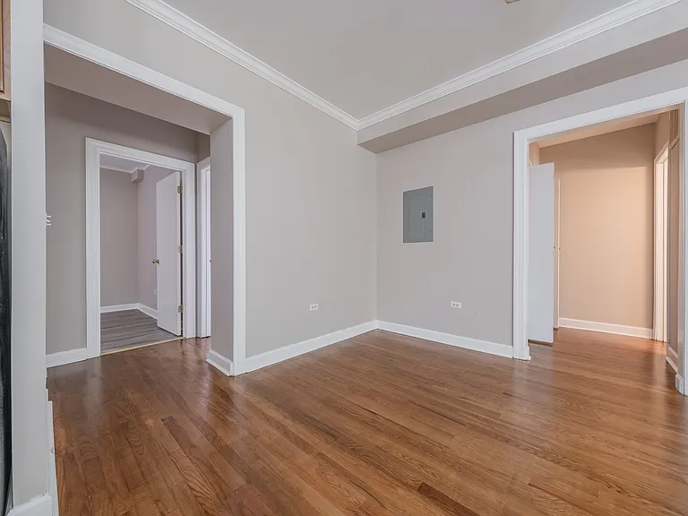 738 w Briar — Photo 11