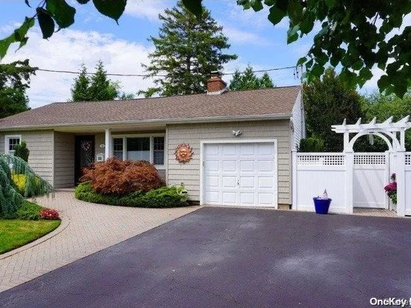 11 Seneca Street W, Massapequa, NY 11758