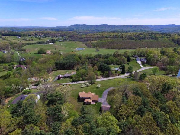 3581 Lake Ridge Dr, Pulaski, VA 24301