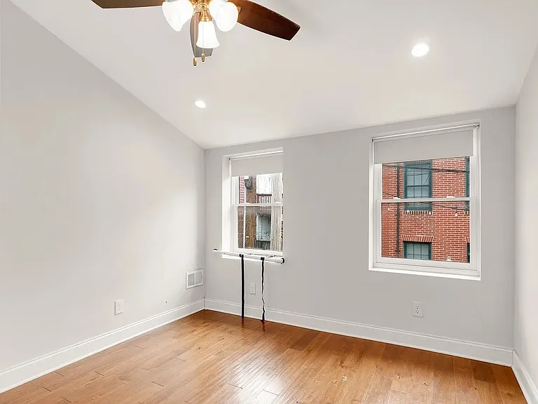 304 S Chapel St — Photo 10