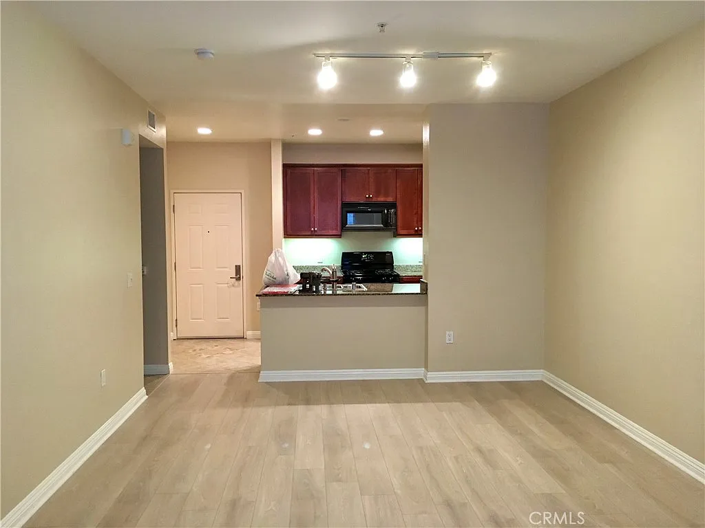 1 bed, 734 sqft, $2,750 — Photo 2