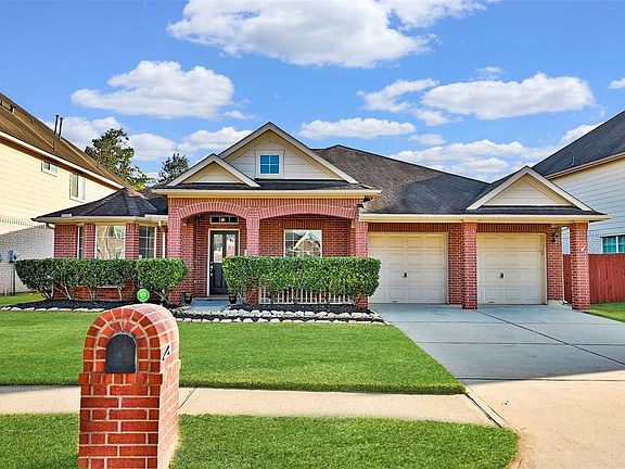 Pretty curb appeal and matching brick mailbox.
