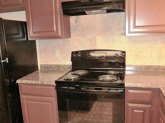 Kitchen with New Refrigerator/Dishwasher/Venta Hood