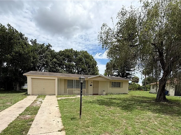 1407 Juddale St E — Photo 1