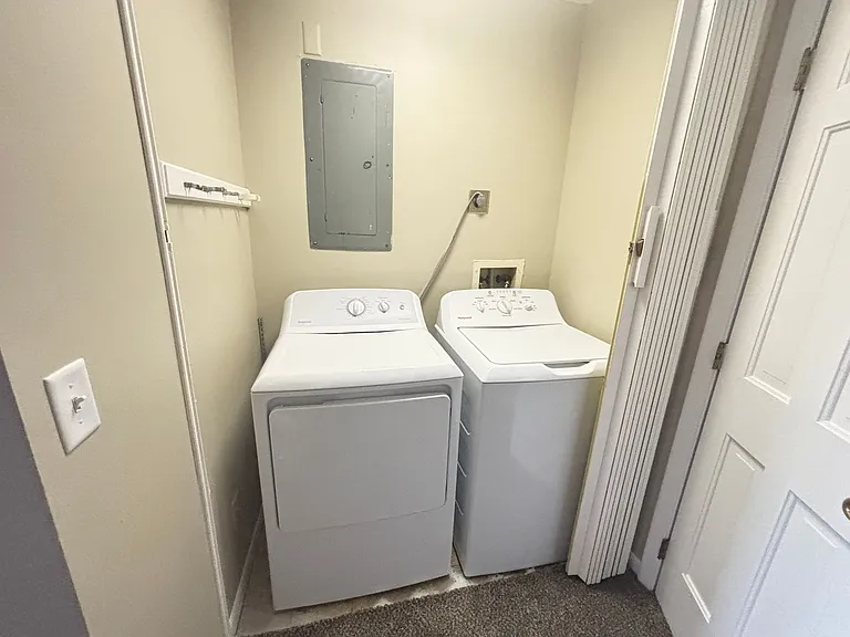 Hillside Apartments — Photo 12