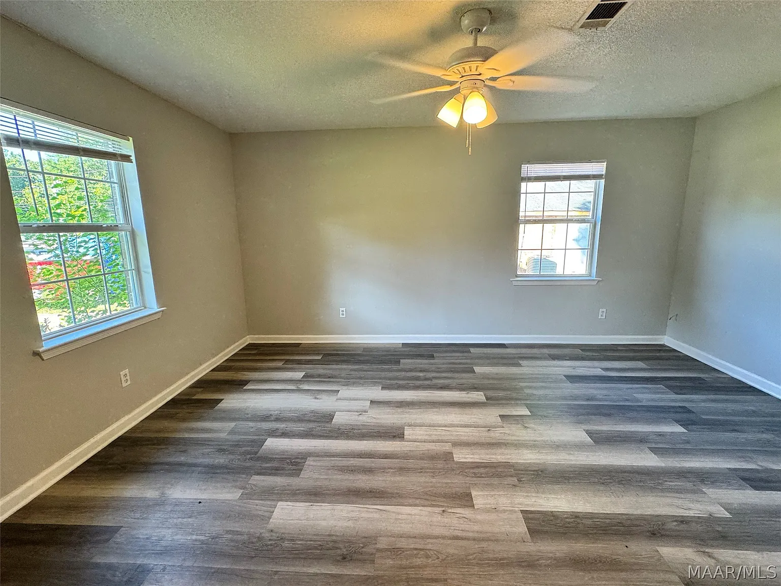 3 bed, 2.0 bath, 1156 sqft, $1,100 — Photo 2