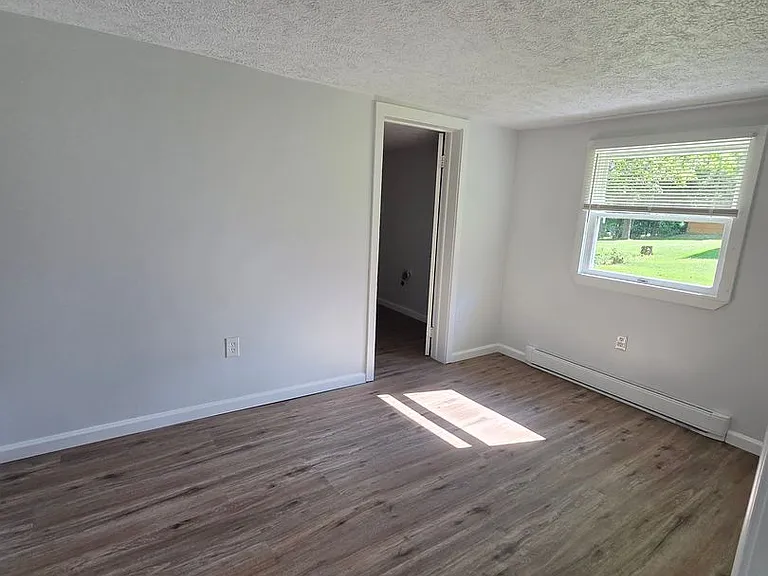 1735 W 8th St — Photo 9