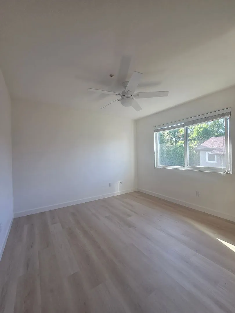 West Side Petaluma 2 Bedroom, 1 Bathroom Corner Unit — Photo 4