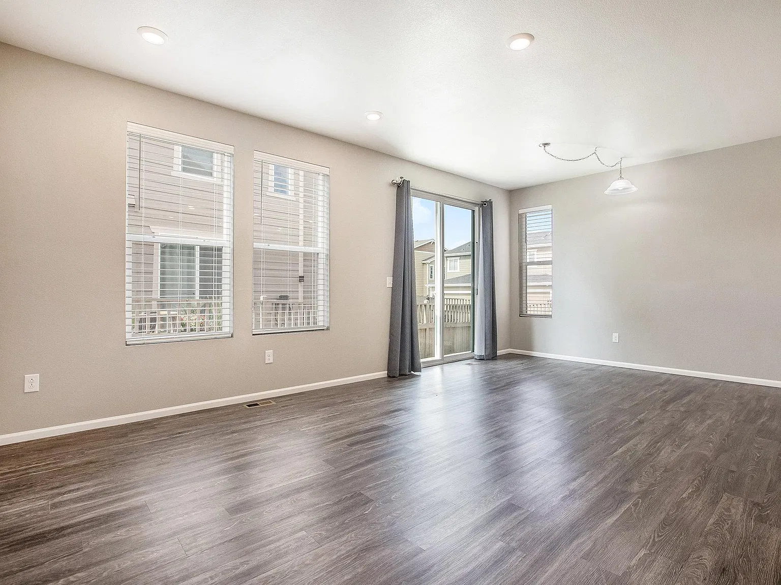 4 bed, 3.5 bath, 2501 sqft, $3,295 — Photo 4