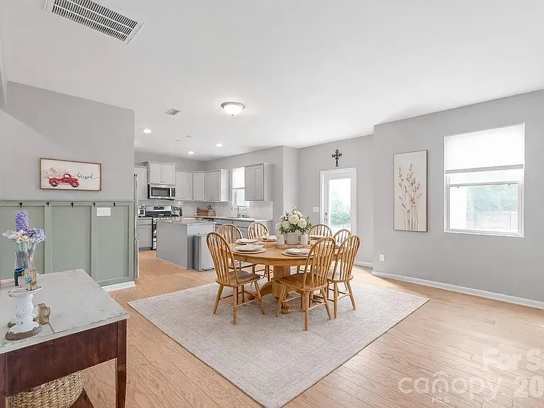 460 Caleb St — Photo 2