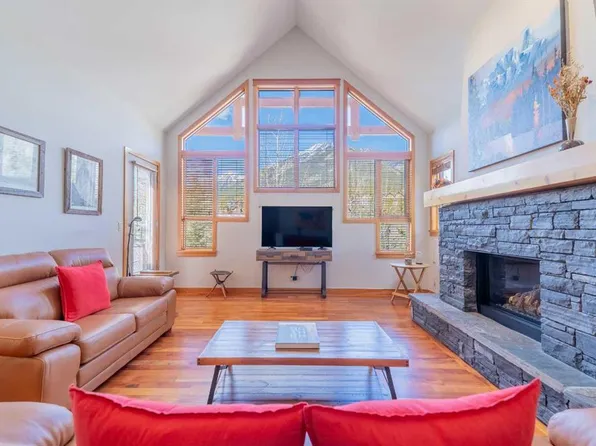 801 NW Benchlands Trl #302, Canmore, AB T1W 0B6
