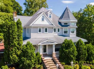 1351 Pineview Dr, Morgantown, WV 26505