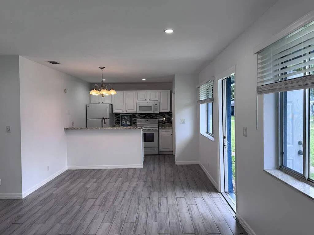 725 W Tiffany Dr — Photo 3