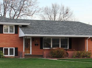 921 Cedarberry Rd, North Platte, NE 69101