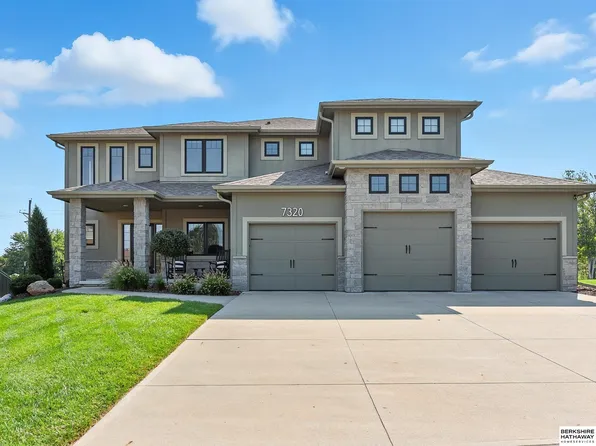 7320 Leawood Cir, Papillion, NE 68046