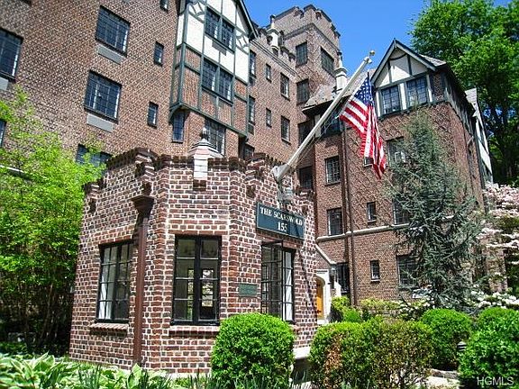 The Scarswold is an elegant pre-war building. The apartment