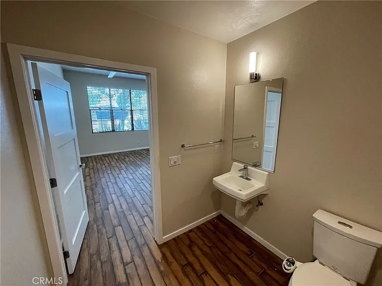501 W Maple Ave — Photo 20