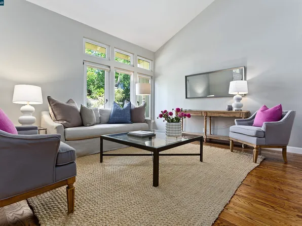 16 Via Barcelona, Moraga, CA 94556