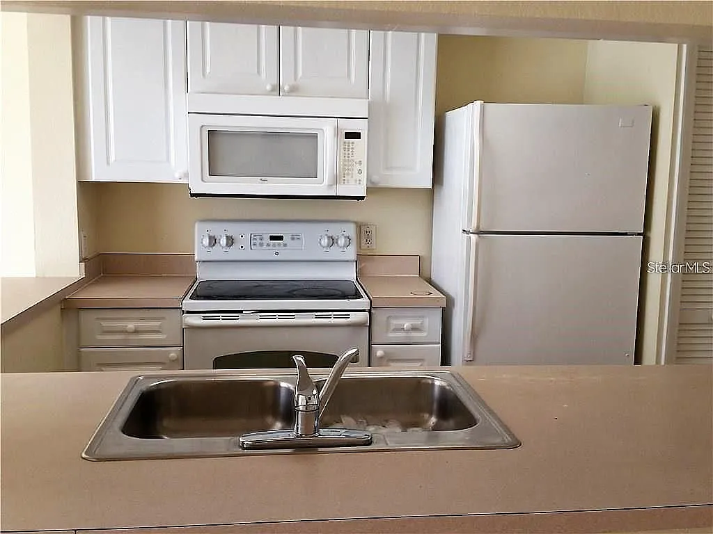 3 bed, 2.0 bath, 1800 sqft, $1,575 — Photo 3