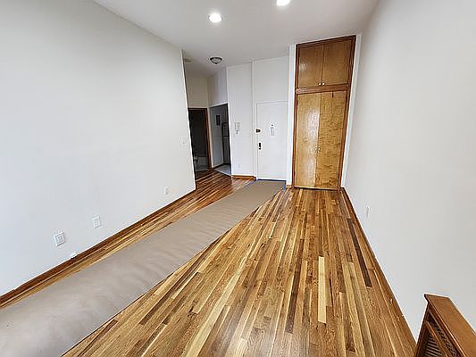 3rd image of 109 W 75th St APT 4B