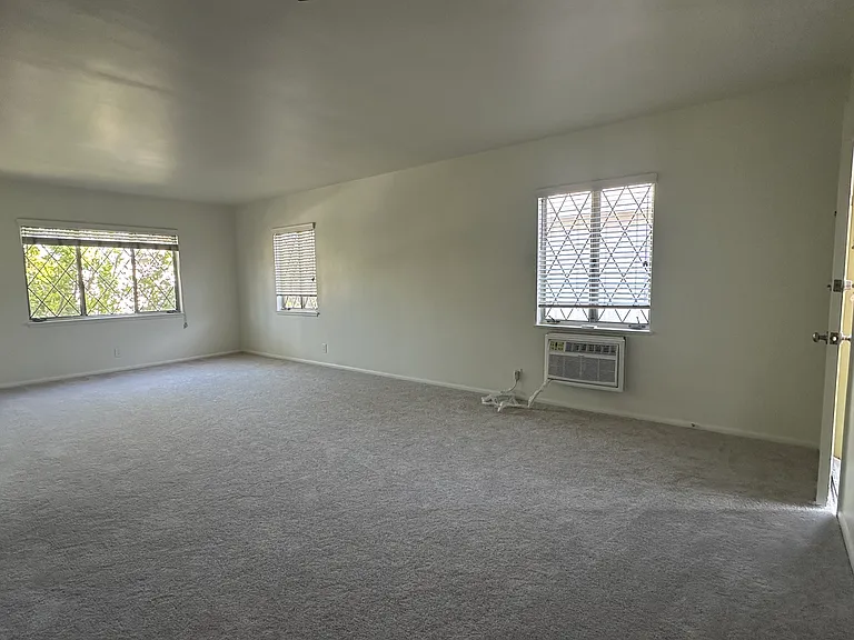 1130 N Louise St — Photo 4