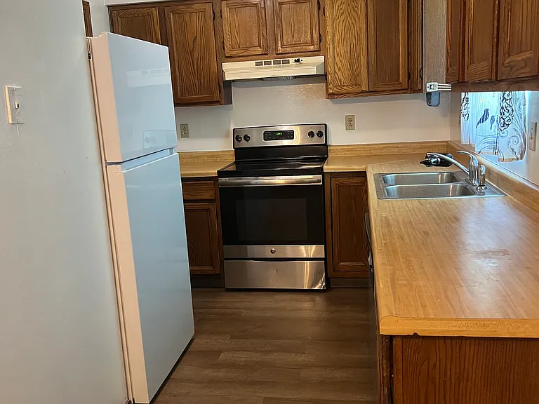 1022 Village Ln — Photo 3