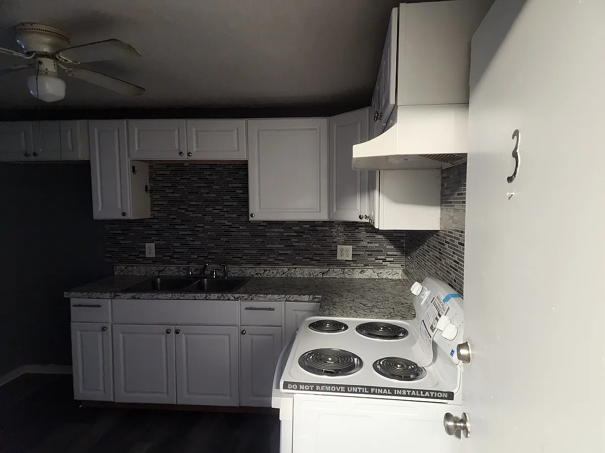 Building Photo - 462 N Underwood St #8