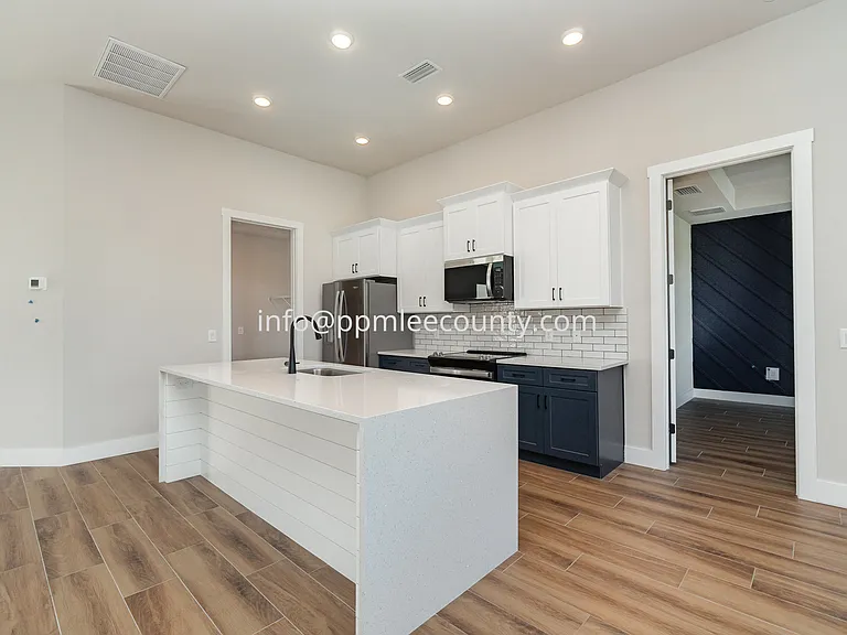 1619 NW 17th St — Photo 8