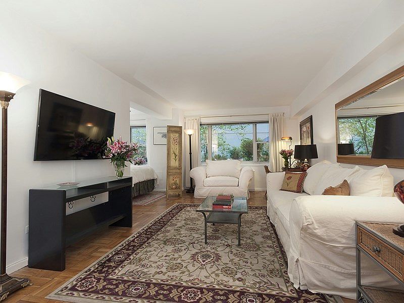2nd image of 1381 Avenue Of The Amer #2B
