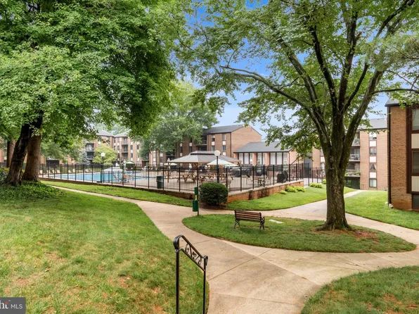 9721 Kings Crown Ct APT 202, Fairfax, VA 22031