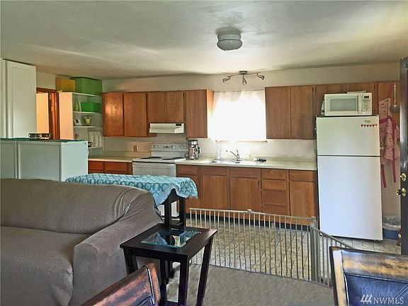 3rd image of 2428 S 135th St
