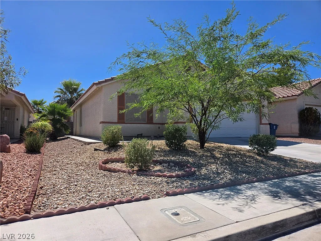 3 bed, 2.0 bath, 1368 sqft, $1,795 — Photo 2