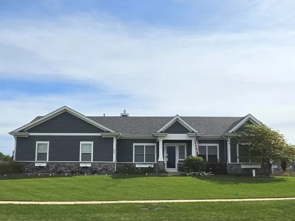 560 N Oak St, Hinckley, IL 60520