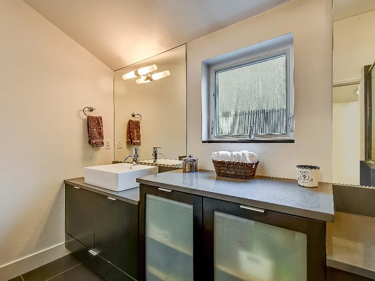 215B 12th Ave E #B — Photo 9