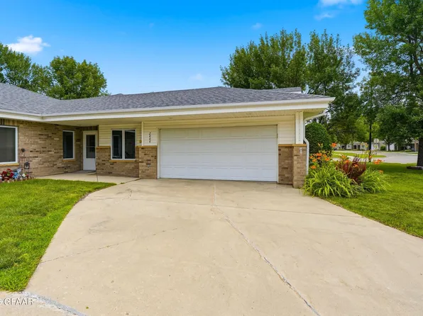 2404 S 40th St, Grand Forks, ND 58201