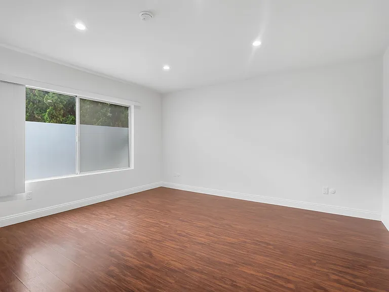 124 N Clark Dr #107 — Photo 28