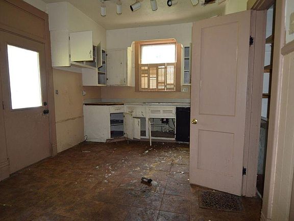 3rd image of 343 N Charity St