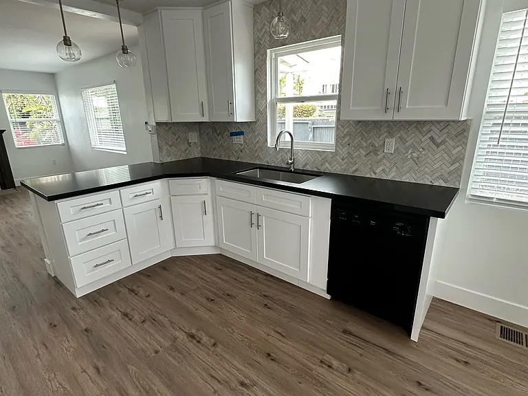 137 E D St — Photo 3